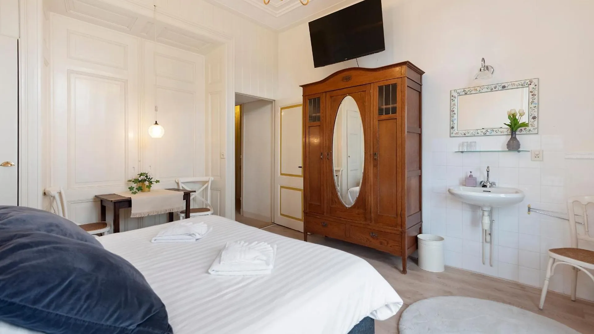 Charming And Historic Veranda Home Zandvoort