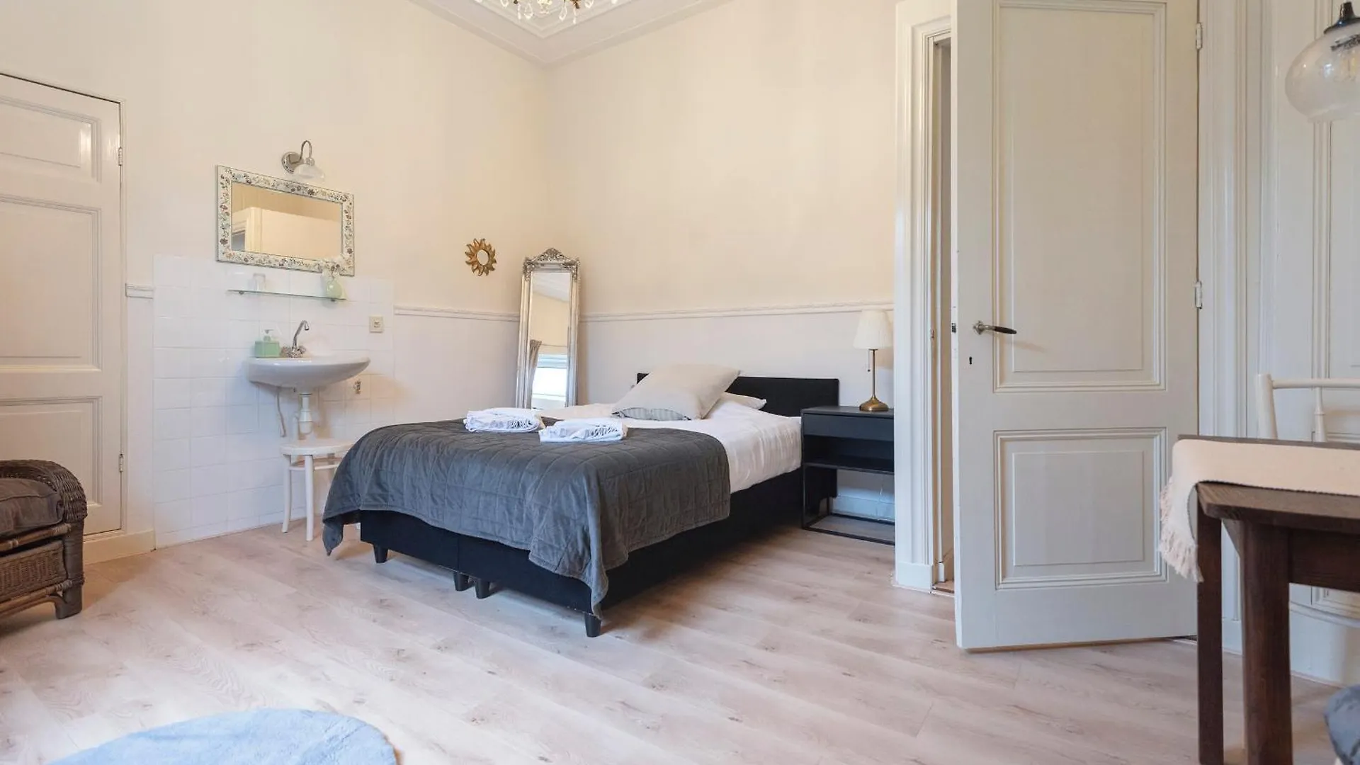 Charming And Historic Veranda Home Zandvoort 0*,
