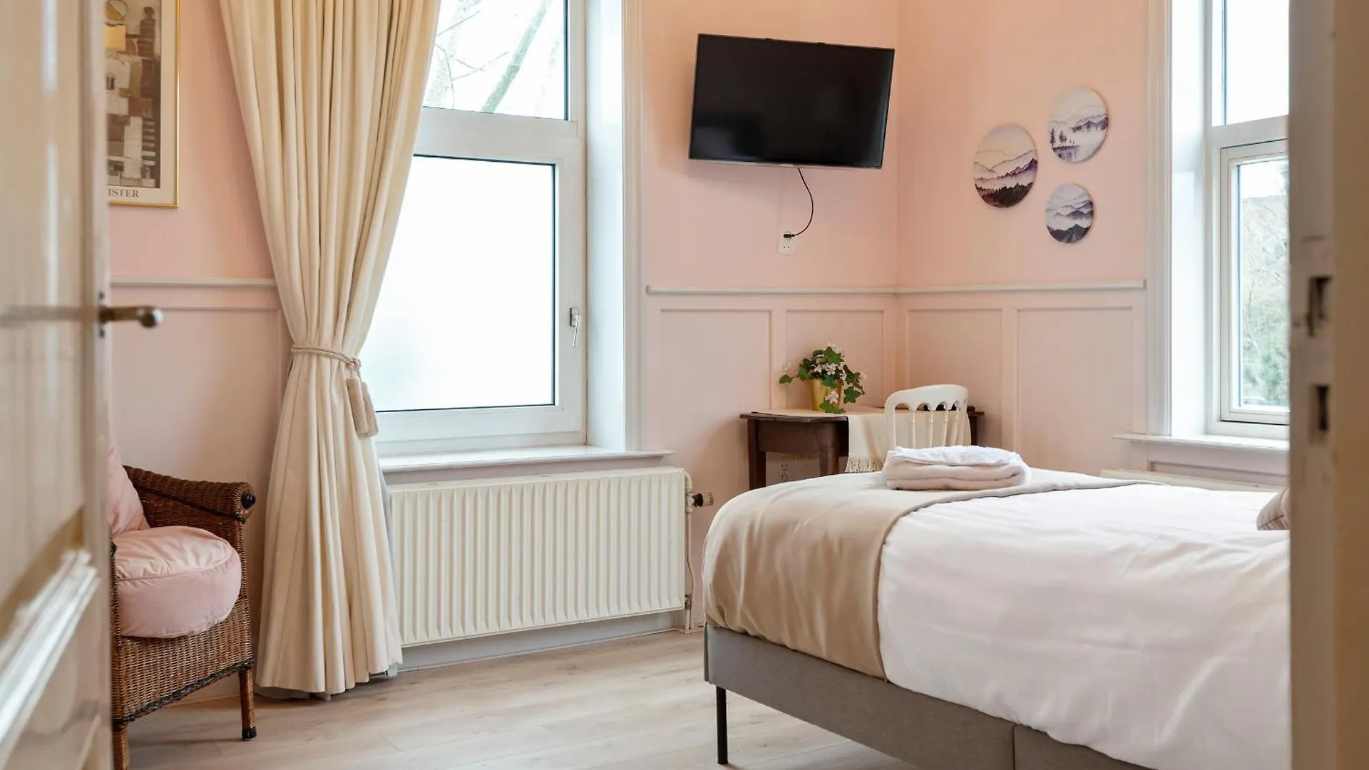 Charming And Historic Veranda Home Zandvoort